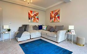 Beautiful Large 4 Bedroom House - 5 Minute Walk To The Best Beach! - Great Location - Garden - Parking - Fast Wifi - Smart Tv - Newly Decorated - Sleeps Up To 10! Close To Bournemouth & Poole & Sandbanks